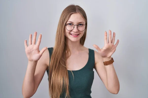 Ung Kaukasisk Kvinna Står Över Vit Bakgrund Visar Och Pekar — Stockfoto