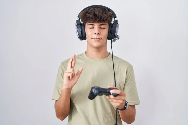 Der Hispanische Teenager Der Videospiele Spielt Hält Den Gestenreichen Finger — Stockfoto