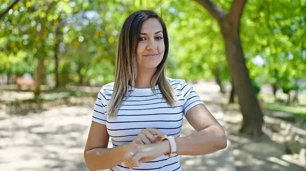 Middle Eastern Woman Looking Watch Park — Stock Photo, Image