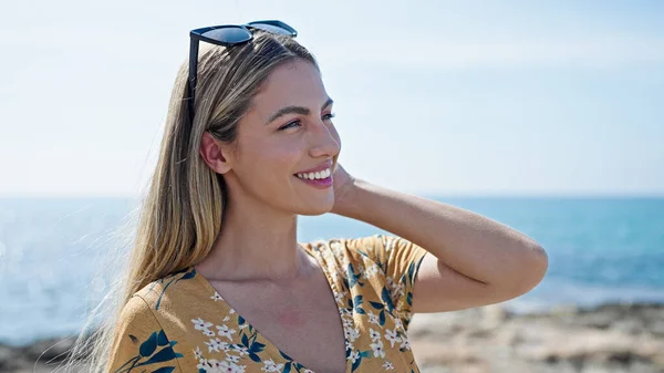Young Blonde Woman Smiling Confident Standing Seaside — 图库照片