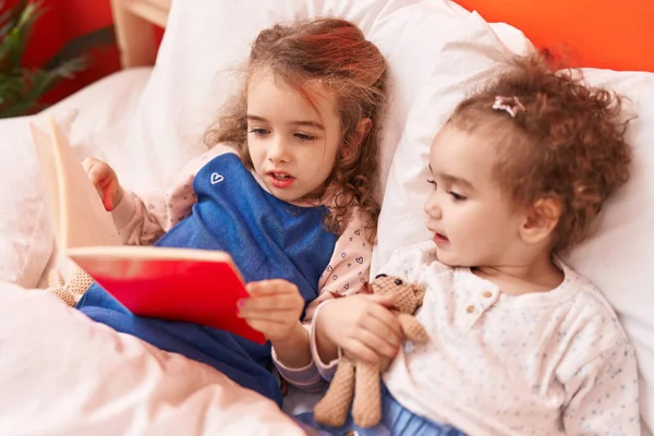 Αξιολάτρευτα Κορίτσια Που Διαβάζουν Βιβλία Ξαπλωμένα Στο Κρεβάτι Στην Κρεβατοκάμαρα — Φωτογραφία Αρχείου