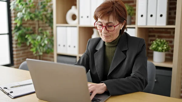 Mature Hispanic Woman Business Worker Using Laptop Working Office — Stock Photo, Image