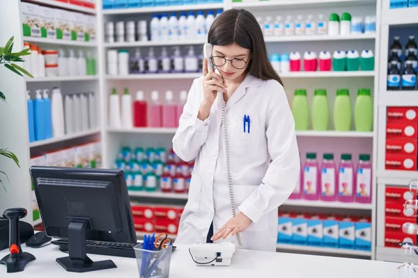 Mulher Branca Jovem Farmacêutico Falando Por Telefone Usando Computador Farmácia — Fotografia de Stock