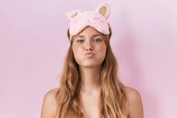 Mulher Caucasiana Jovem Usando Máscara Sono Bochechas Soprando Pijama Com — Fotografia de Stock
