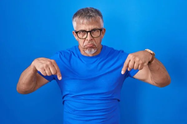 Homem Hispânico Com Cabelos Grisalhos Sobre Fundo Azul Apontando Para — Fotografia de Stock