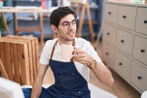 Młody Latynos Człowiek Artysta Pijąc Kawę Siedzi Podłodze Studio Sztuki — Zdjęcie stockowe