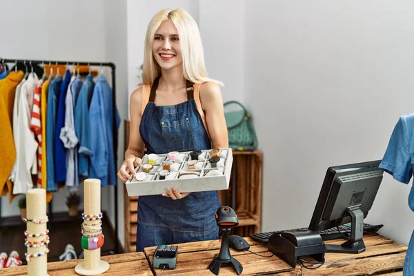 Mujer Rubia Joven Asistente Tienda Sonriendo Confiado Mostrando Relojes Tienda —  Fotos de Stock