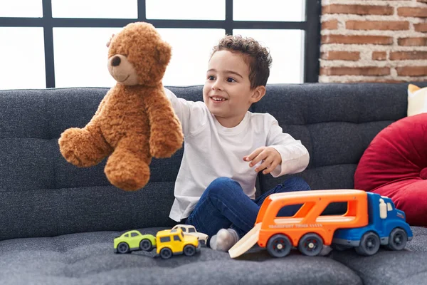 Sevimli Spanyol Çocuk Oyuncak Arabayla Oynuyor Oyuncak Ayıyı Evde Tutuyor — Stok fotoğraf