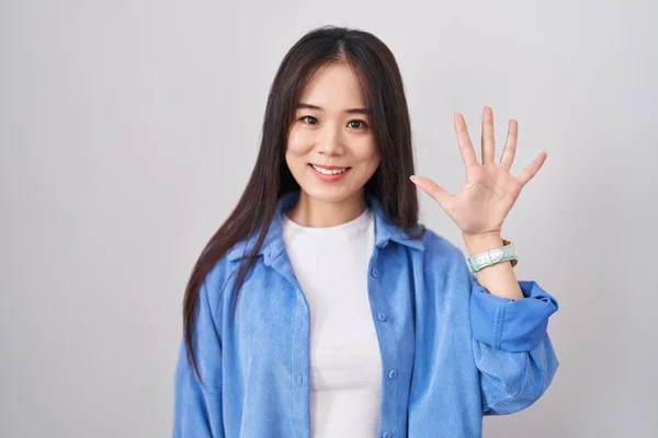 Mladá Číňanka Stojící Nad Bílým Pozadím Ukazující Ukazující Prsty Číslo — Stock fotografie