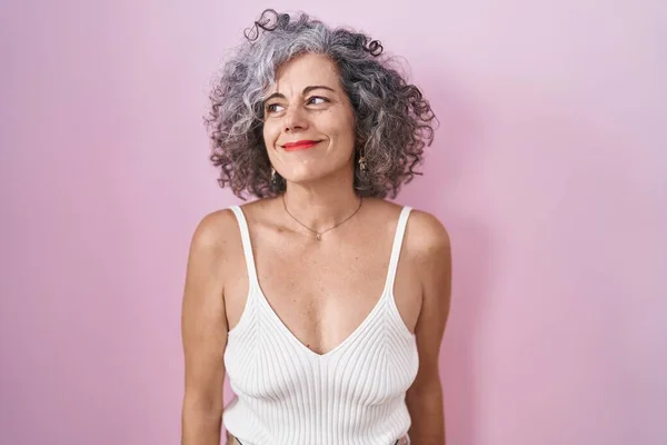 Middle Age Woman Grey Hair Standing Pink Background Smiling Looking — 스톡 사진