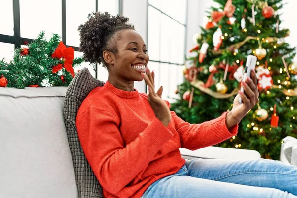 크리스마스 소파에 앉아서 비디오 통화를 아프리카계 — 스톡 사진