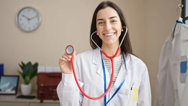 Ung Vacker Latinamerikansk Kvinna Läkare Ler Säker Hålla Stetoskop Kliniken — Stockfoto