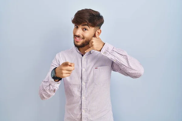 Homem Árabe Com Barba Sobre Fundo Azul Sorrindo Fazendo Falar — Fotografia de Stock