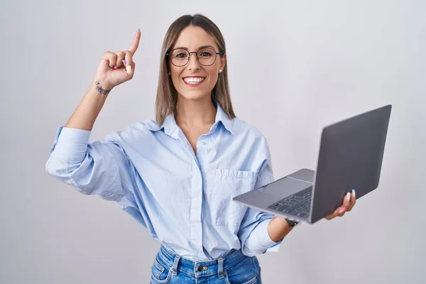 Mladá Žena Pracující Počítačovým Notebookem Usmívající Ohromeně Překvapeně Ukazující Prsty — Stock fotografie