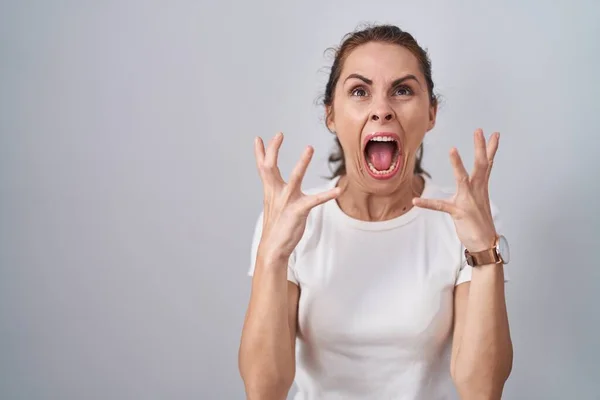 Beautiful Brunette Woman Standing Isolated Background Crazy Mad Shouting Yelling — Stock Photo, Image