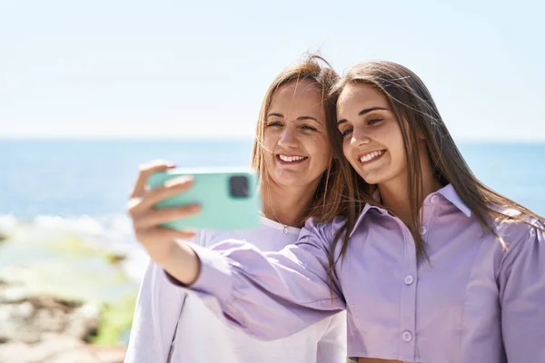 Two Women Mother Daughter Make Selfie Smartphone Seaside — ストック写真