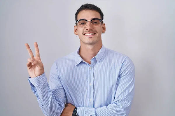 Kıyafetleri Gözlük Takan Yakışıklı Spanyol Adam Kameraya Gülümseyip Zafer Işareti — Stok fotoğraf