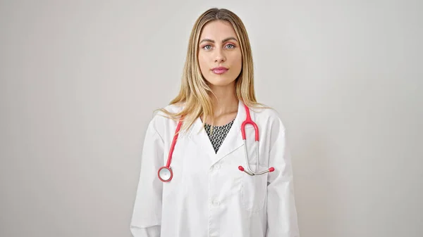 Mladá Blondýna Žena Lékař Stojící Vážným Výrazem Přes Izolované Bílé — Stock fotografie