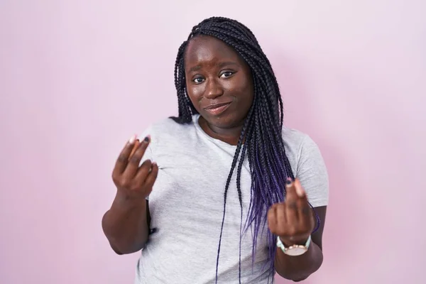 Молодая Африканская Женщина Стоящая Розовом Фоне Делая Жесты Деньгами Руками — стоковое фото