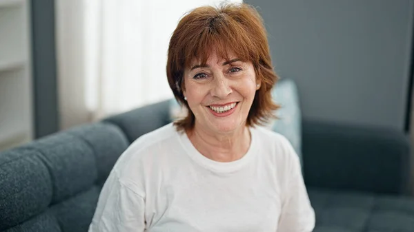 Mujer Mediana Edad Sonriendo Confiado Sentado Sofá Casa —  Fotos de Stock
