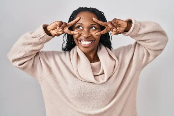 Afrikaanse Vrouw Staan Witte Achtergrond Doen Vrede Symbool Met Vingers — Stockfoto