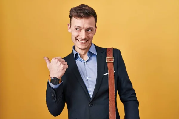 Kavkazský Obchodník Přes Žluté Pozadí Usmívá Šťastnou Tváří Ukazuje Stranu — Stock fotografie