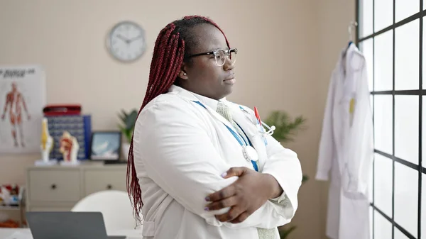 Afrikansk Kvinna Med Flätat Hår Läkare Tittar Genom Fönstret Stående — Stockfoto