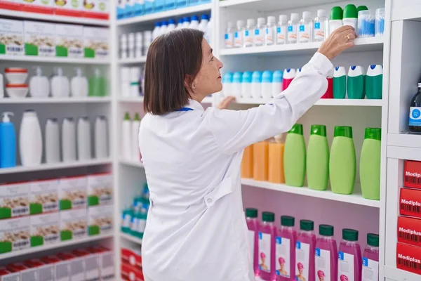 Mujer Mediana Edad Farmacéutica Que Sostiene Producto Estanterías Farmacia — Foto de Stock