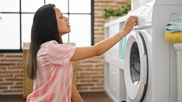Genç Güzel Spanyol Kadın Çamaşır Odasında Çamaşır Makinesini Açıyor — Stok fotoğraf