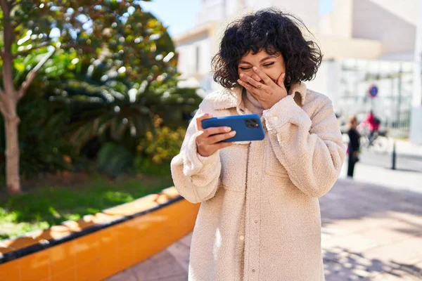Young Beautiful Hispanic Woman Smiling Confident Watching Video Smartphone Park — ストック写真