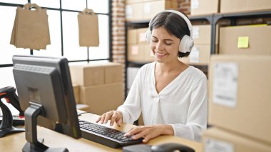 Genç, güzel, İspanyol bir kadın. İş adamı. Ofiste müzik dinliyor.