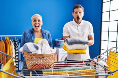 İspanyol anne ve oğlu çamaşır ipine kıyafet asıyor. Çılgınlığı kutluyor ve başarı için hayrete düşüyorlar. Gözleri açık çığlık atıyorlar.. 