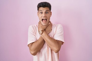 Pembe arka planda duran genç İspanyol adam boğularak öldü diye bağırıyor. Sağlık problemi. Boğulma ve intihar konsepti. 