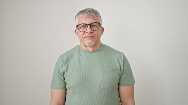 Orta yaşlı, gri saçlı, gözlüklü, izole beyaz arka planda duran bir adam.