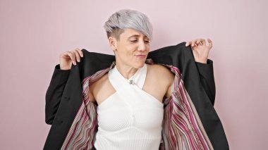 Genç kadın iş adamı, kendine güvenen, pembe arka planda dans eden.