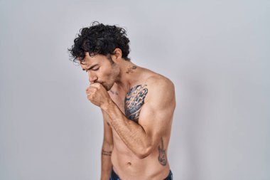 İspanyol adam üstsüz, kötü hissediyor ve soğuk algınlığı veya bronşitin belirtisi olarak öksürüyor. sağlık hizmeti kavramı. 