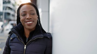 Sokakta kendine güvenen Afrikalı Amerikalı kadın gülümsüyor