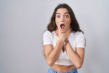 Beyaz arka planda duran genç kız boğularak can çekiştiği için boğularak ölüyor. Sağlık problemi. Boğulma ve intihar konsepti. 