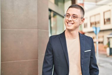 Sokakta kendine gülen genç İspanyol yönetici.