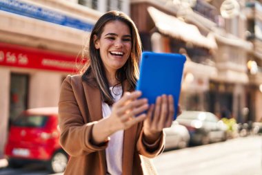 Genç, güzel, İspanyol bir kadın gülümsüyor.