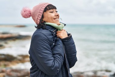 Genç, güzel, İspanyol bir kadın, gülümsüyor.