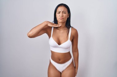 İç çamaşırı giyen İspanyol kadın bıçak niyetine boğazını kesiyor, saldırganlığı şiddetle tehdit ediyor. 