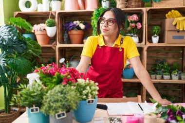 Çiçekçide kendine güvenen güzel bir Arap kadın çiçekçi.