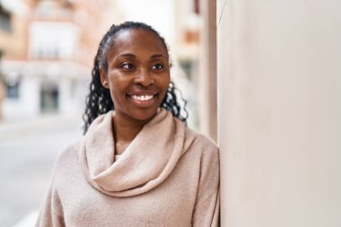 Sokakta kendine güvenen Afrikalı Amerikalı kadın gülümsüyor