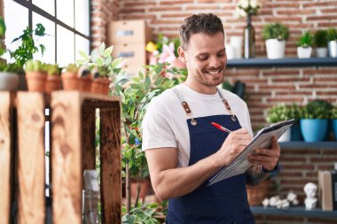 Çiçekçide kendine güvenen genç İspanyol çiçekçi.