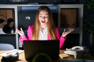 Geceleri ofiste çalışan beyaz bir kadın kollarını kaldırmış ve gözlerini kapatmış heyecanla haykırarak başarının çılgınlığını kutluyor. Kazanan konsept 