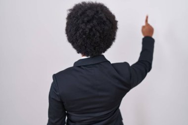 Kıvırcık saçlı, iş ceketli ve gözlüklü güzel bir Afrikalı kadın. 
