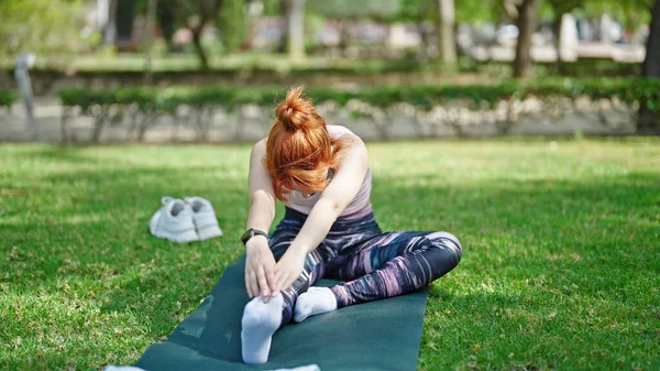Jonge Roodharige Vrouw Zittend Kruid Stretching Benen Park — Stockfoto