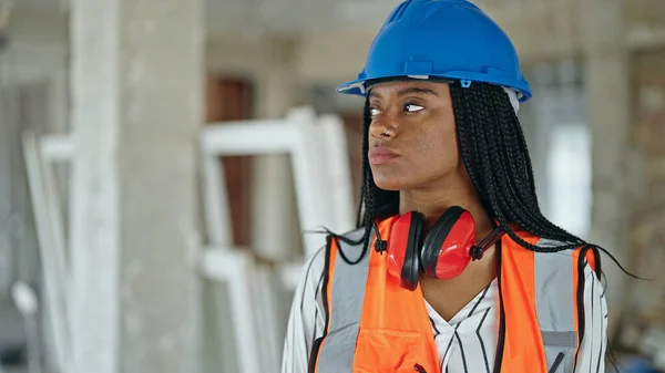 Afrykański Amerykański Budowniczy Kobieta Stoi Relaksującą Ekspresją Placu Budowy — Zdjęcie stockowe