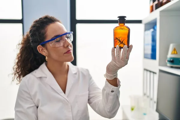 Jonge Mooie Spaanse Vrouw Wetenschapper Houden Reageerbuis Met Plant Laboratorium — Stockfoto